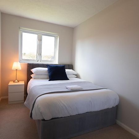 Modern 2 Bed Apartment Near Gatwick Crawley  Exterior foto